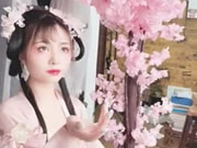 فتاة صينية لطيفة تلتقط الصور